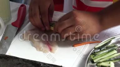 一年一度的<strong>烹饪比赛</strong>中，小学女生在做鱼寿司卷